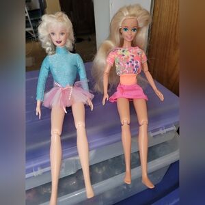 Vintage 1993 Barbies legs and arms moveable